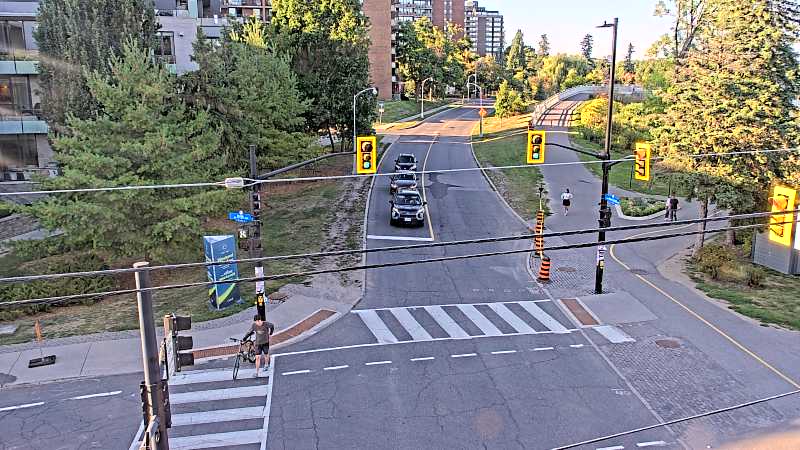 Traffic camera image at 2025-09-15 21:35:54