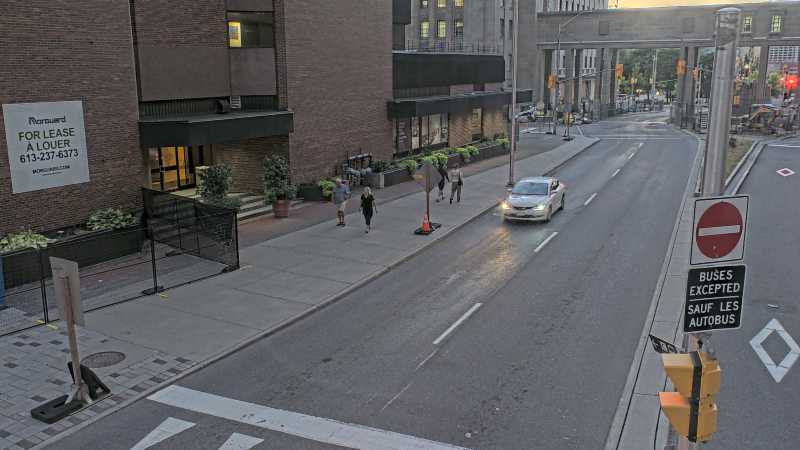 Traffic camera image at 2025-08-25 00:06:05