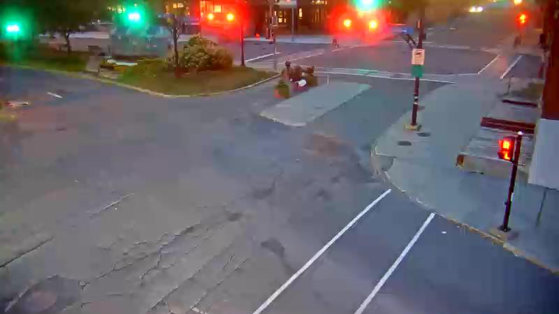 Traffic camera image at 2025-07-31 00:50:14