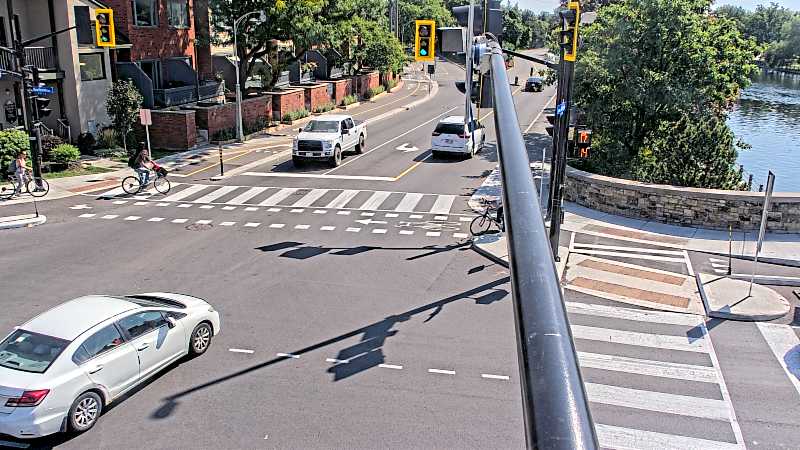 Traffic camera image at 2025-09-16 17:26:23