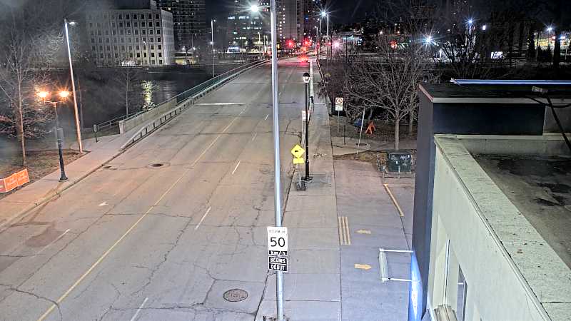 Traffic camera image at 2025-04-25 07:36:22