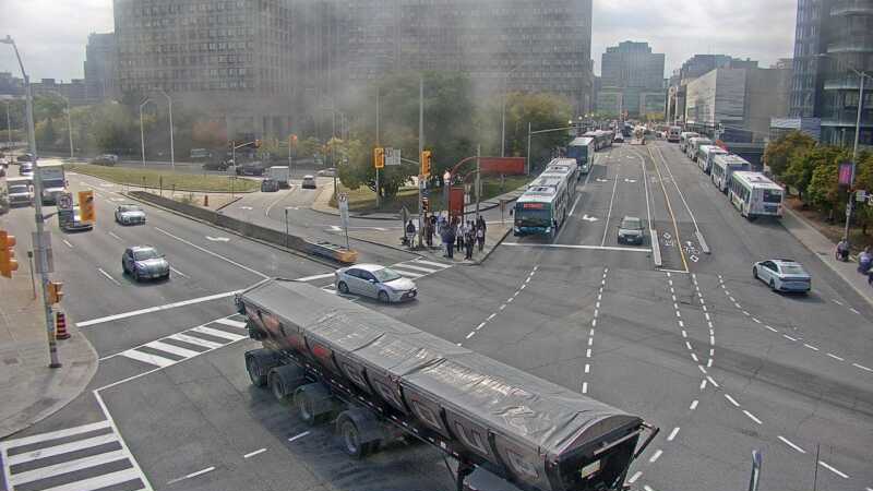 Traffic camera image at 2025-09-18 18:05:21